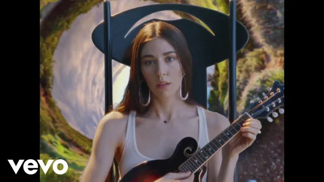 Caroline Polachek ‘Door’ music video