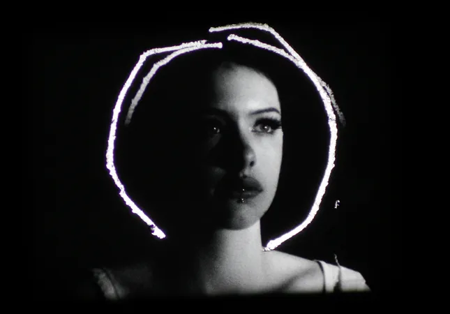 Αστραφτερή Διαφάνεια (Sparkling Transparency)