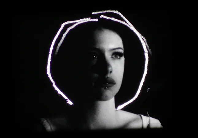 Αστραφτερή Διαφάνεια (Sparkling Transparency)