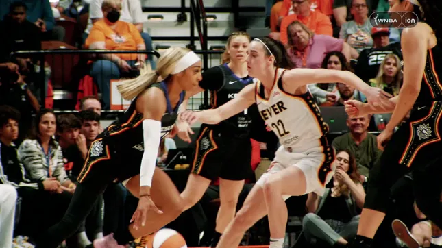 WNBA - Dijonai Carrington short Doc Connecticut Sun