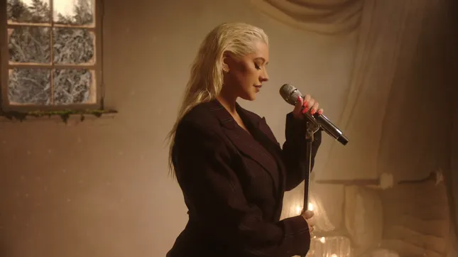 Christina Aguilera - Beautiful (Christmas Performance)