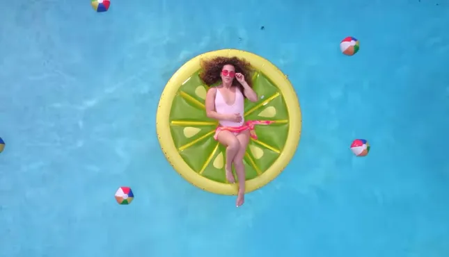 “SUMMER” - SOFIE DOSSI (2025)