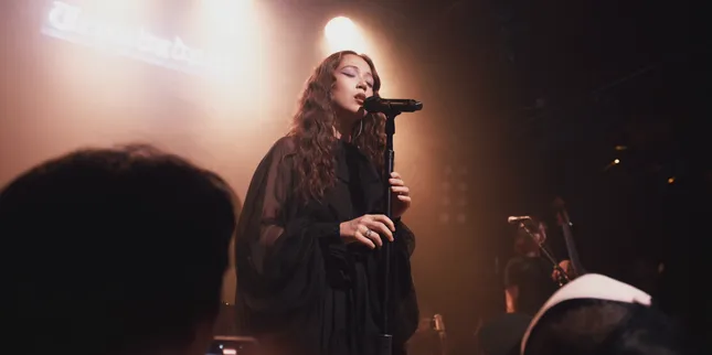 Laufey "Sabotage" - Live at the Troubadour