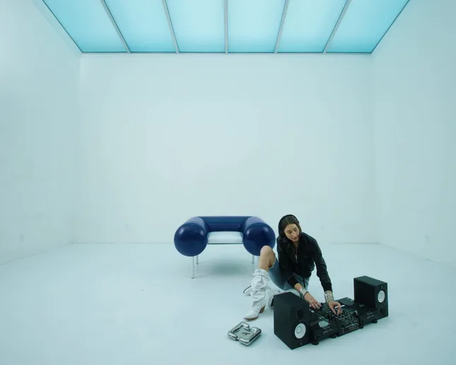 Kouros hug chair campaign