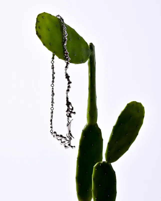 The liv necklace
