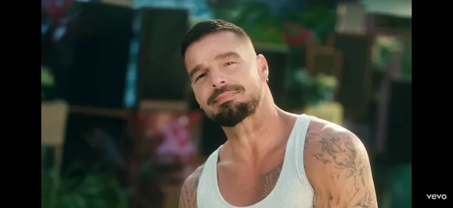 Ricky Martín Music video VUELVE