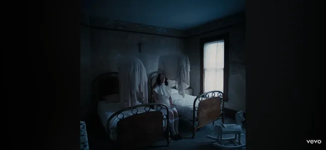 Mitski - If I Leave (Official Music Video)