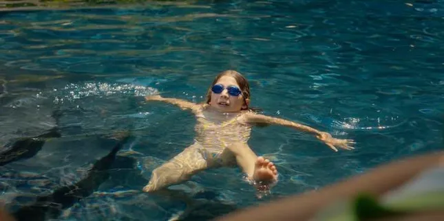 Swim, Chicken! - Short Film