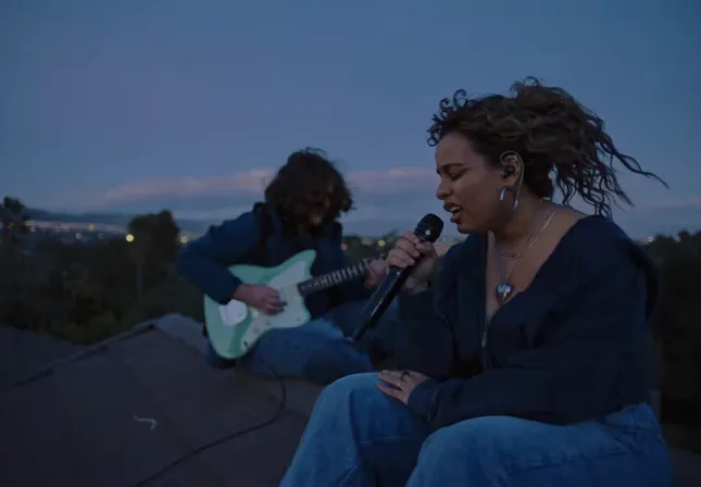 Bella Kay - steady (live performance)