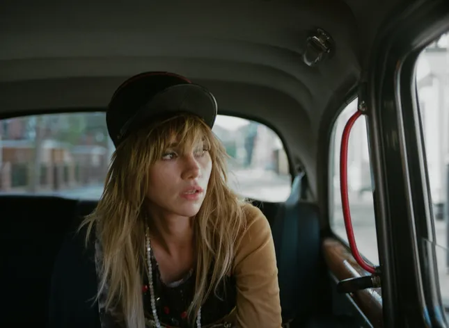 Suki Waterhouse - Notting Hill