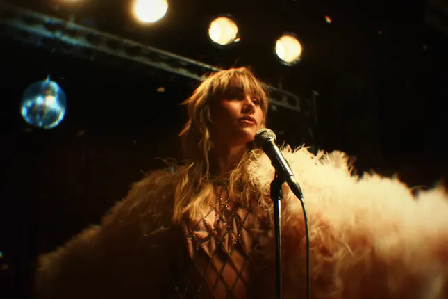 Suki Waterhouse - Back In Love