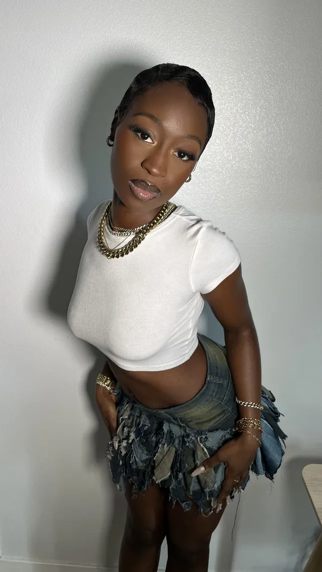 Mnelia for for Girlfriend (London Girl Mix) music video