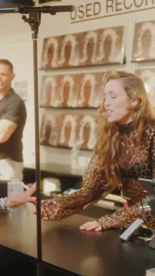 Miley Cyrus signing & performance