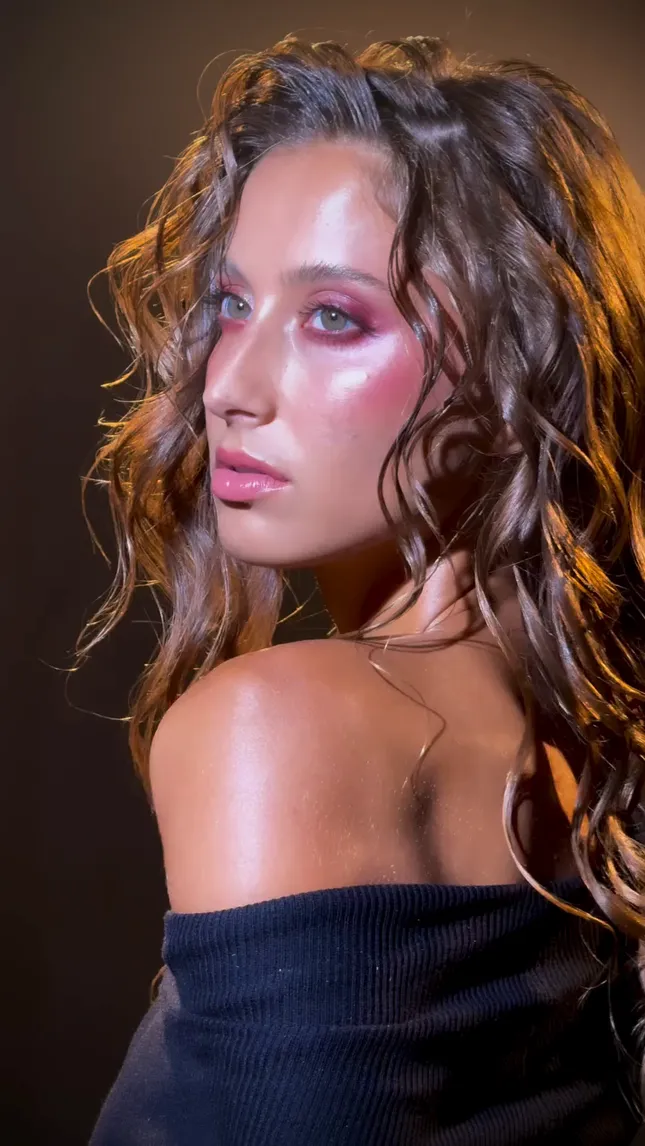 Burgundy glowy makeup