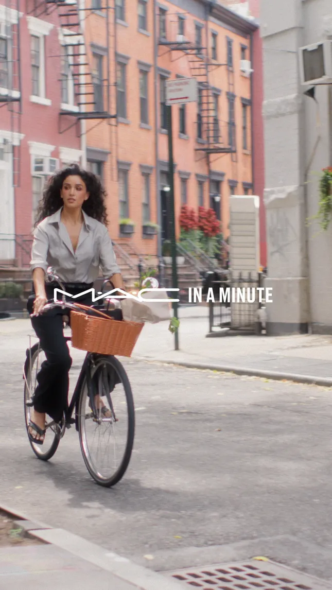 Mac In A Minute - Alejandra Capetillo