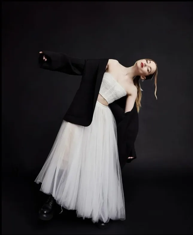 Dove Cameron W Mag